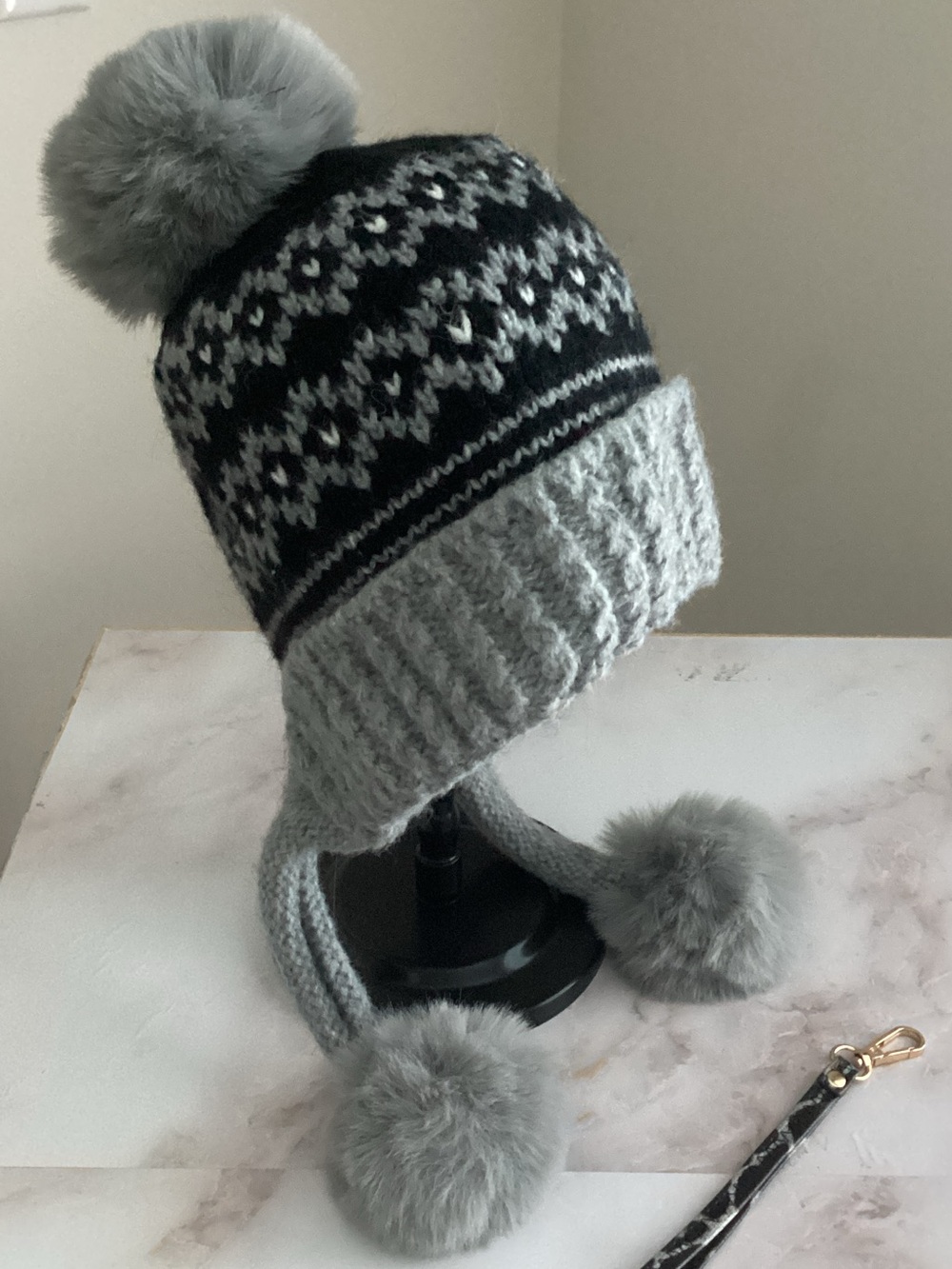 pom pom luxury trapper nordic hat euc